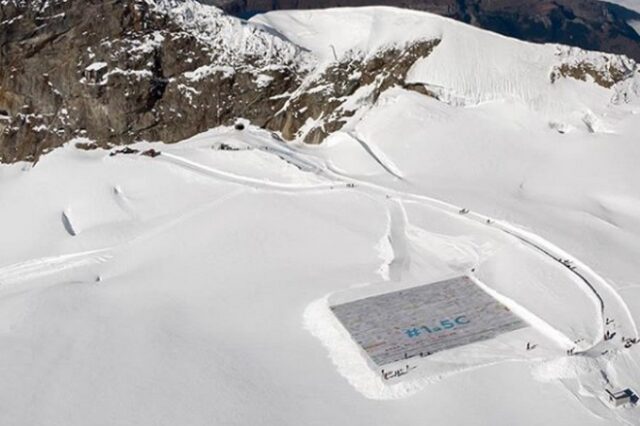 Αυτή είναι η μεγαλύτερη καρτ-ποστάλ πάνω σε παγετώνα που “έσπασε” το Ρεκόρ Γκίνες