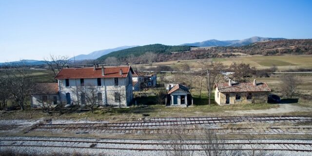 Δράμα: Από πού κρατά η σκούφια της