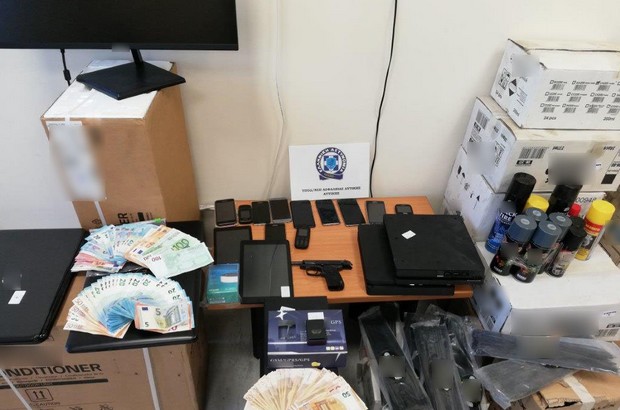 Μέλη από τους ληστές των χρηματοκιβωτίων στη συμμορία των ληστών των φορτηγών