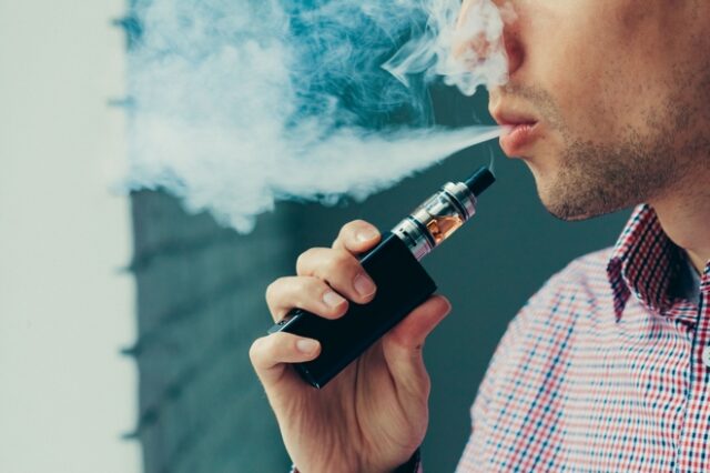 Οι ατμιστές εισπνέουν λιγότερες τοξικές ουσίες από τους παραδοσιακούς καπνιστές