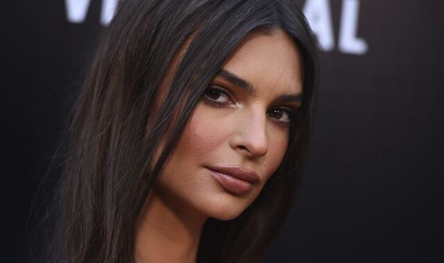 Έξω κάνει κρύο αλλά η Emily Ratajkowski ξέρει πως να σε ζεστάνει