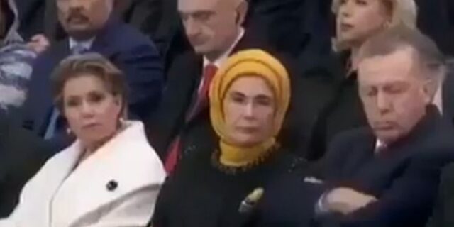 Ξύπνα Ταγίπ! Ο Ερντογάν κοιμήθηκε και πάλι σε δημόσιο χώρο
