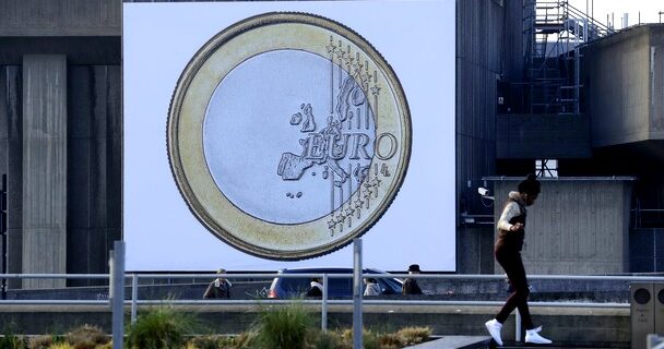 WSJ: Το ευρώ είναι καταδικασμένο να αποτύχει