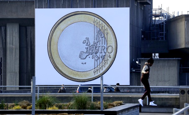 WSJ: Το ευρώ είναι καταδικασμένο να αποτύχει