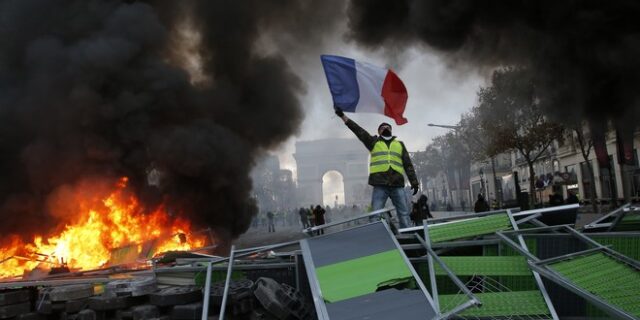 “Πεδίο μάχης” το Παρίσι: Σφοδρές συγκρούσεις αστυνομίας-“κίτρινων γιλέκων” – Δακρυγόνα και πλαστικές σφαίρες