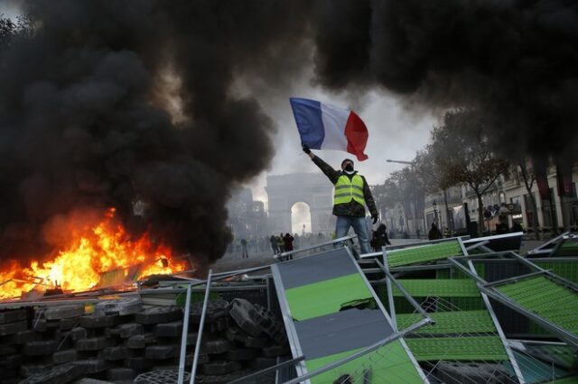 “Πεδίο μάχης” το Παρίσι: Σφοδρές συγκρούσεις αστυνομίας-“κίτρινων γιλέκων” – Δακρυγόνα και πλαστικές σφαίρες