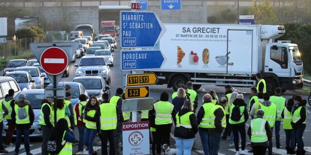 “Δία ξανακατέβα στη Γη”: Διαμαρτυρία των “κίτρινων γιλέκων” για τους φόρους στα καύσιμα