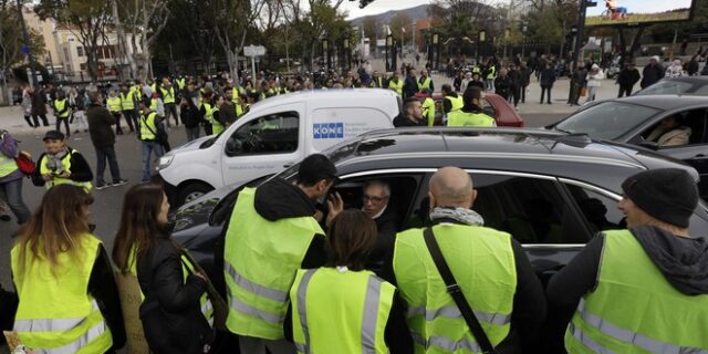 Γαλλία: Περισσότεροι από 400 τραυματίες στις κινητοποιήσεις των “κίτρινων γιλέκων”