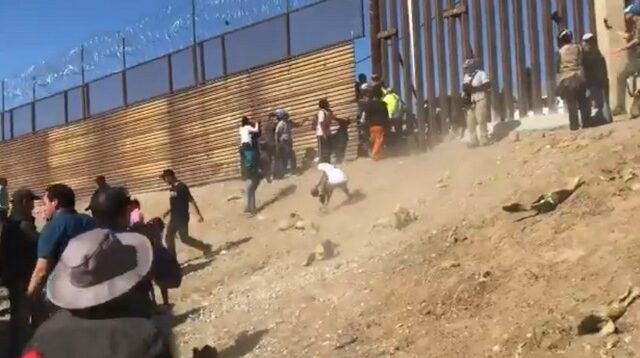 Μεξικό: Μετανάστες έφτασαν στον φράχτη των ΗΠΑ, δέχθηκαν δακρυγόνα
