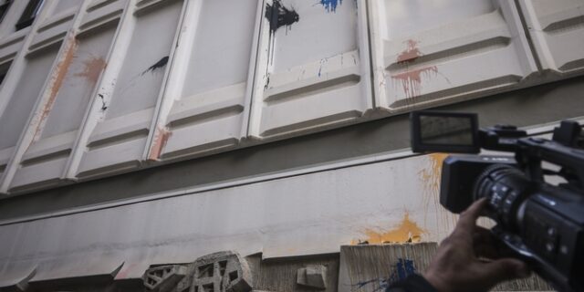 Επίθεση με μπογιές στο Γαλλικό Ινστιτούτο