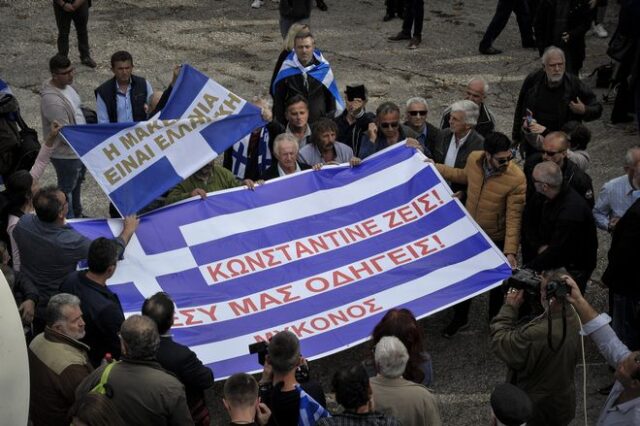 Αλβανία: Κηρύσσει ανεπιθύμητους 52 Έλληνες που πήγαν στην κηδεία Κατσίφα