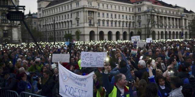 Ουγγαρία: Χιλιάδες φοιτητές στους δρόμους υπέρ του πανεπιστημίου του Σόρος