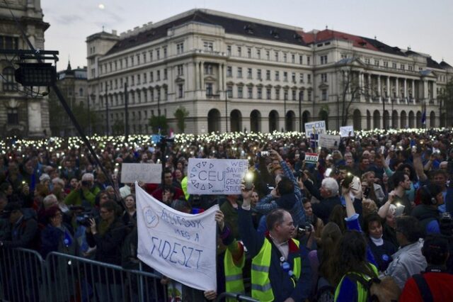 Ουγγαρία: Χιλιάδες φοιτητές στους δρόμους υπέρ του πανεπιστημίου του Σόρος