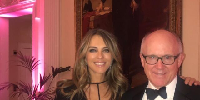 Η αβυσσαλέα Elizabeth Hurley ζάλισε τον πρέσβη των ΗΠΑ στη Βρετανία