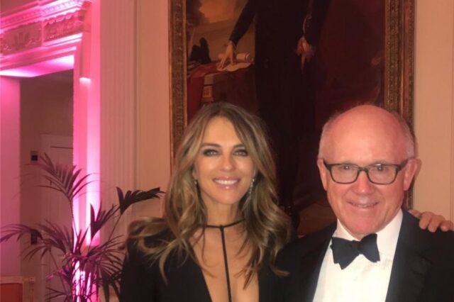 Η αβυσσαλέα Elizabeth Hurley ζάλισε τον πρέσβη των ΗΠΑ στη Βρετανία