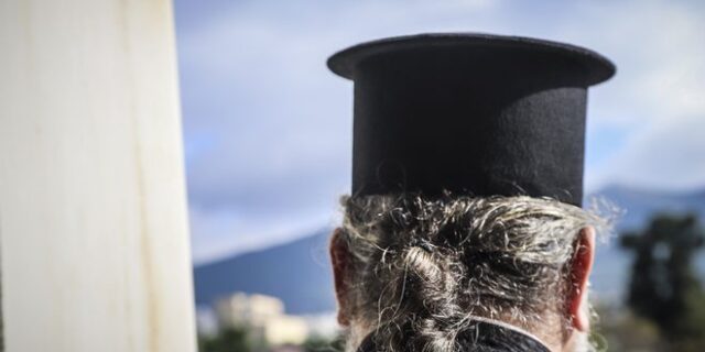 Θρίλερ στην Πλατεία Αμερικής: Νεκρός ιερέας μέσα στο σπίτι του – Τι προβλημάτισε τον ιατροδικαστή