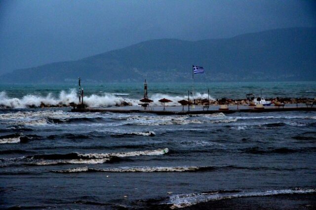 Νοτιάδες και βροχές από τα δυτικά – Θερμοκρασία τοπικά στους 23 βαθμούς