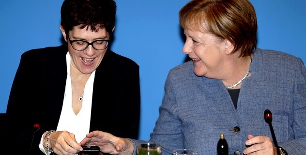 Αποστάσεις από τη Μέρκελ παίρνει η Κραμπ-Καρενμπάουερ