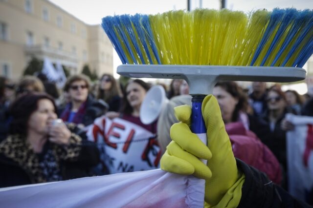 Νέα σκληρή καταδίκη καθαρίστριας μητέρας 13 παιδιών για έτος αποφοίτησης από το δημοτικό