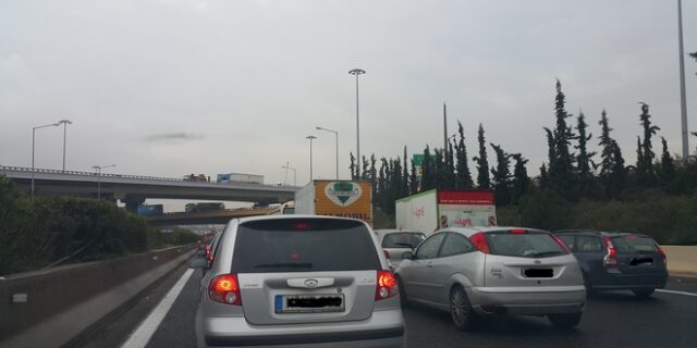 Κίνηση στους δρόμους: Καθυστερήσεις στο κέντρο, μποτιλιάρισμα στον Κηφισό