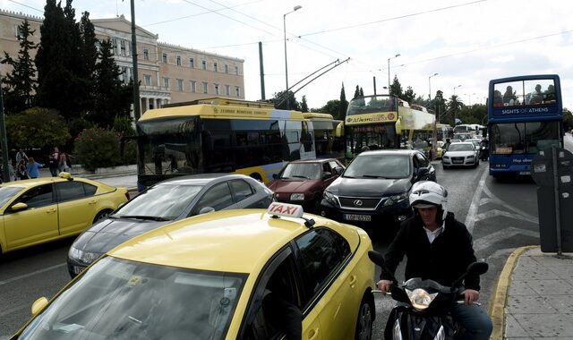 Κίνηση στους δρόμους: Άνοιξε η Πανεπιστημίου – Κυκλοφοριακό έμφραγμα στο κέντρο