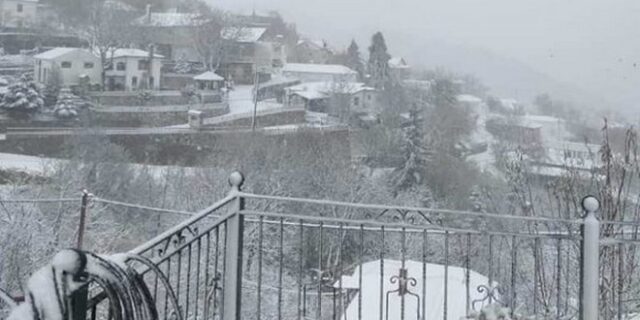 Καιρός: Στα λευκά “ντύθηκαν” η Πάρνηθα και ο Κίσσαβος
