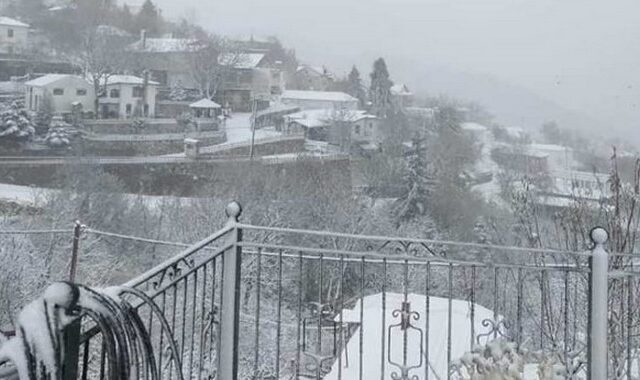 Καιρός: Στα λευκά “ντύθηκαν” η Πάρνηθα και ο Κίσσαβος
