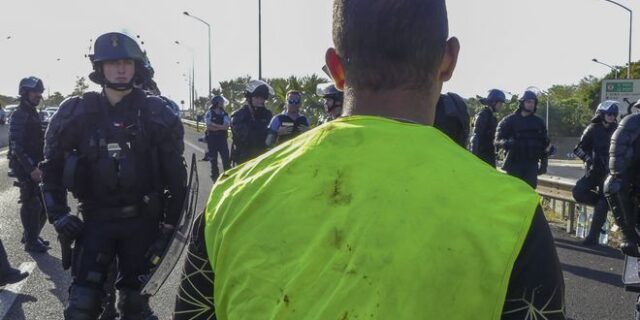 Συναγερμός στη Γαλλία: Άνδρας απειλεί να απασφαλίσει χειροβομβίδα