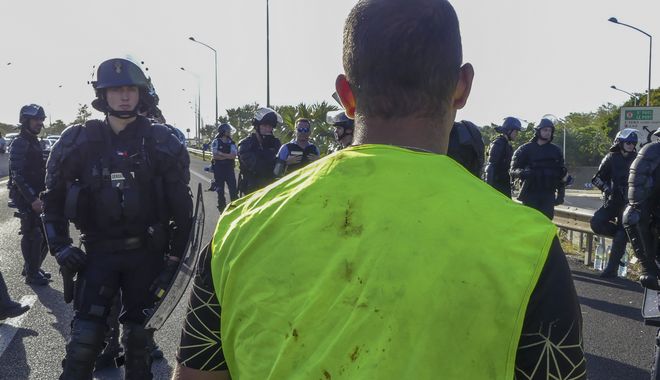 Συναγερμός στη Γαλλία: Άνδρας απειλεί να απασφαλίσει χειροβομβίδα