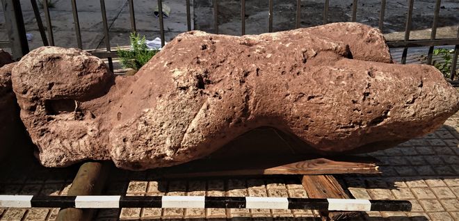 Σπουδαία ανακάλυψη: Αγρότης βρήκε Κούρους και αρχαίο νεκροταφείο στο κτήμα του