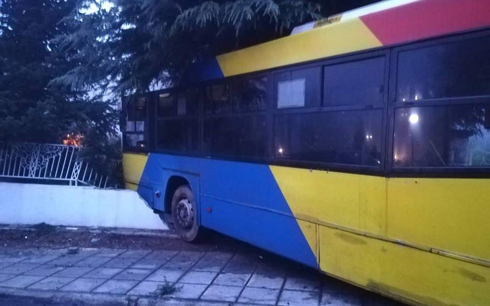Απίστευτο: Λεωφορείο του ΟΑΣΘ έπεσε σε περίφραξη σπιτιού