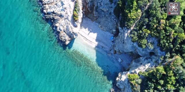 Κρυφές παραλίες της Αττικής: Τα τρία λιμανάκια που θυμίζουν το Ναυάγιο