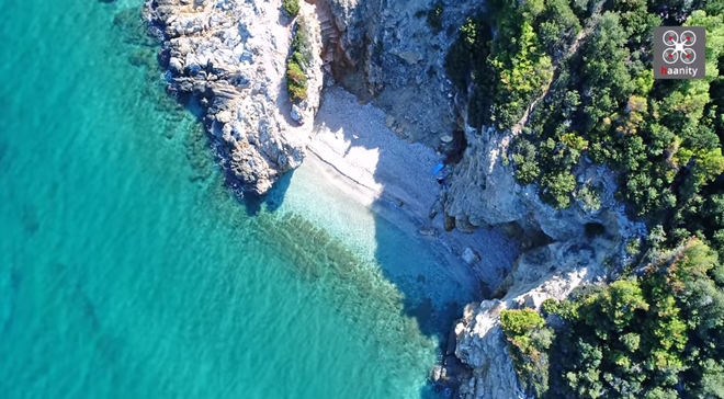 Κρυφές παραλίες της Αττικής: Τα τρία λιμανάκια που θυμίζουν το Ναυάγιο