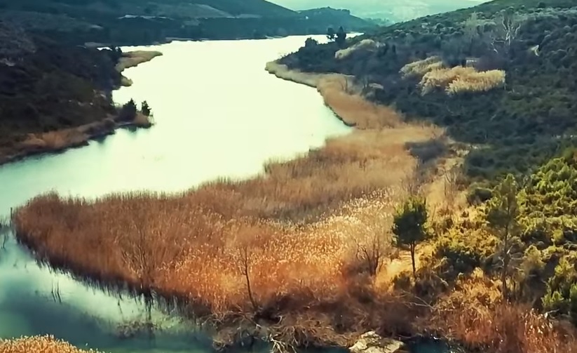 UpDrones: H εκπληκτική λίμνη του Μαραθώνα από ψηλά