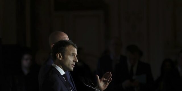 Μακρόν κατά “κίτρινων γιλέκων”: Ντροπή στους αυτουργούς των επεισοδίων