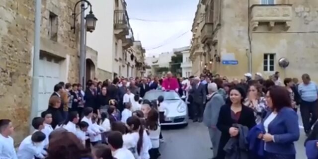 Χωρίς σχόλιο: Ιερέας περιφέρεται πάνω σε Porsche που τραβούν παιδιά