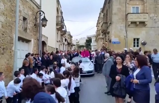 Χωρίς σχόλιο: Ιερέας περιφέρεται πάνω σε Porsche που τραβούν παιδιά