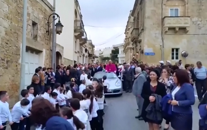Χωρίς σχόλιο: Ιερέας περιφέρεται πάνω σε Porsche που τραβούν παιδιά
