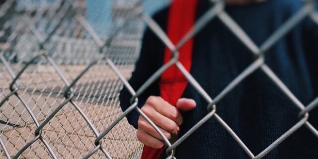 Στον εισαγγελέα ο μαθητής που κρατούσε ψεύτικο όπλο σε σχολείο