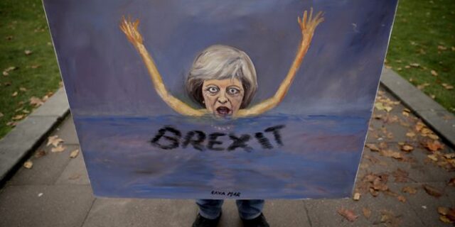 Brexit: Μάζεψαν τις υπογραφές για να διώξουν την Μέι – “Δεν πάω πουθενά” η απάντησή της