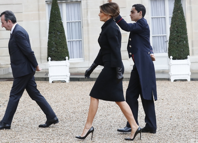 Η εντυπωσιακή total black εμφάνιση της Μελάνια Τραμπ στο Παρίσι