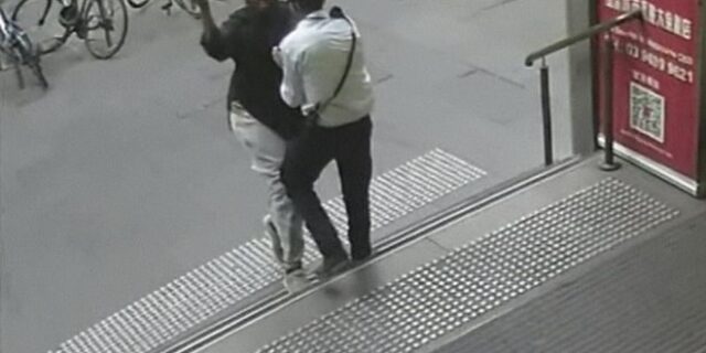 Σοκαριστικό βίντεο: Ο δράστης μαχαιρώνει στο λαιμό ανυποψίαστο θύμα