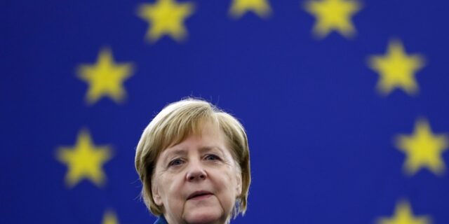 Μέρκελ: “Ναι” σε ευρωστρατό και κοινό σύστημα ασύλου