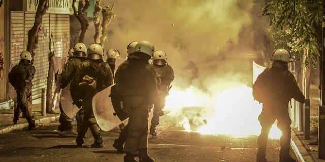 Μολότοφ και μία σύλληψη τη νύχτα στα Εξάρχεια