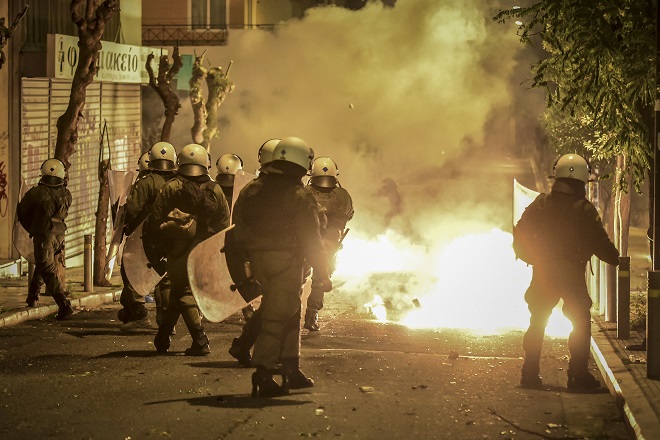 Μολότοφ και μία σύλληψη τη νύχτα στα Εξάρχεια