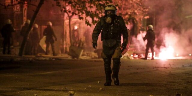 Άλλη μια νύχτα με μολότοφ στα Εξάρχεια – Έκαψαν και ένα αυτοκίνητο