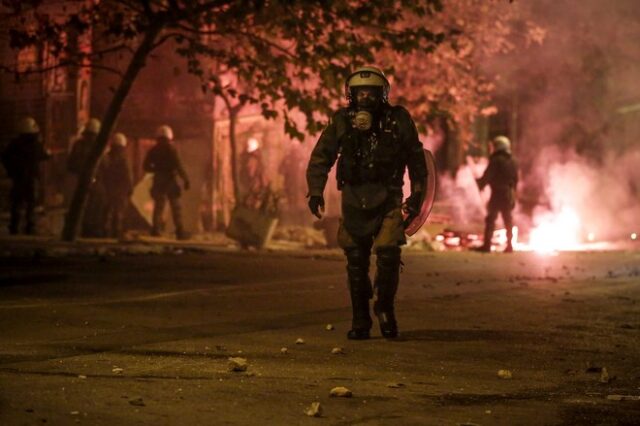 Άλλη μια νύχτα με μολότοφ στα Εξάρχεια – Έκαψαν και ένα αυτοκίνητο