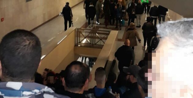 Προκλητικό σόου Χρυσής Αυγής: Τάγμα εφόδου στο μετρό Μοναστηράκι