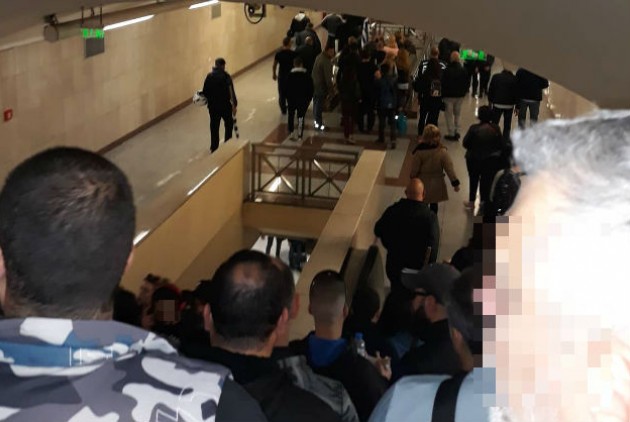 Προκλητικό σόου Χρυσής Αυγής: Τάγμα εφόδου στο μετρό Μοναστηράκι