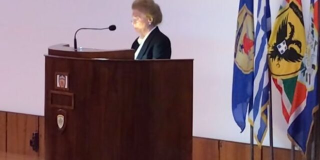 Η χήρα του Σπύρου Μουστακλή μιλά στους Ευέλπιδες για τον αξιωματικό – σύμβολο και το Πολυτεχνείο